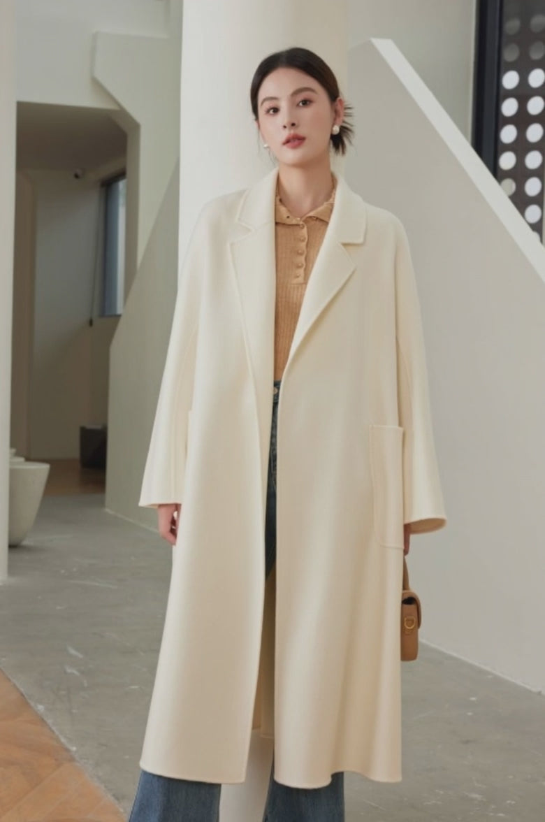 High-quality wool coat in bathrobe style